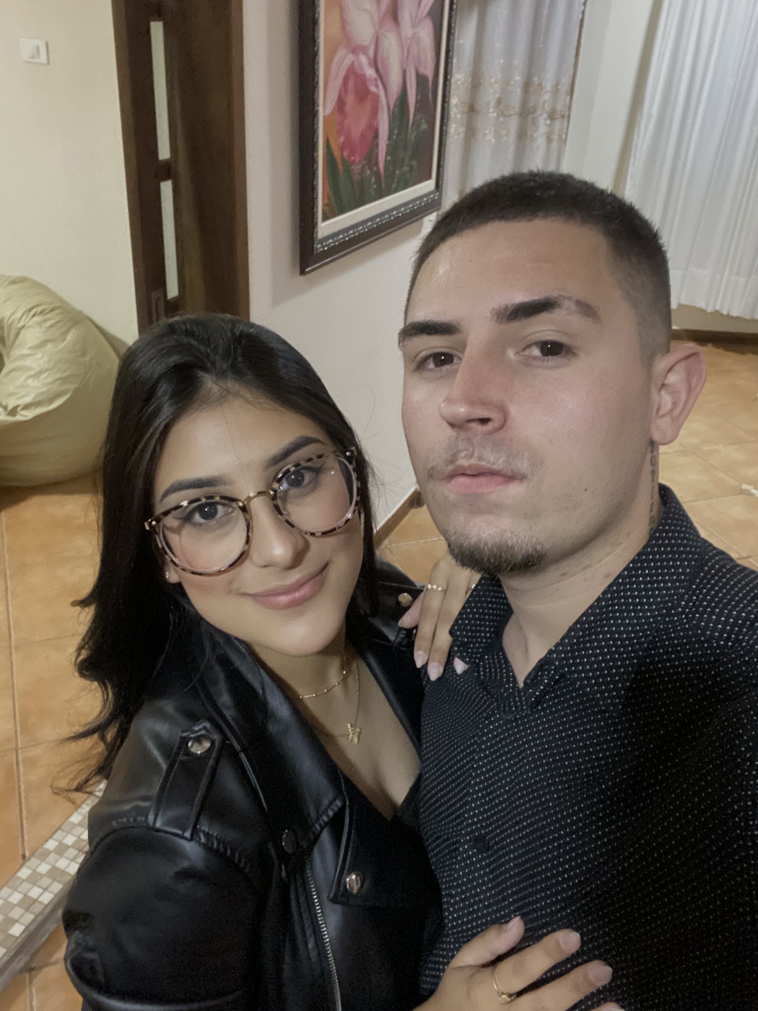 Selfie do casal abraçado.